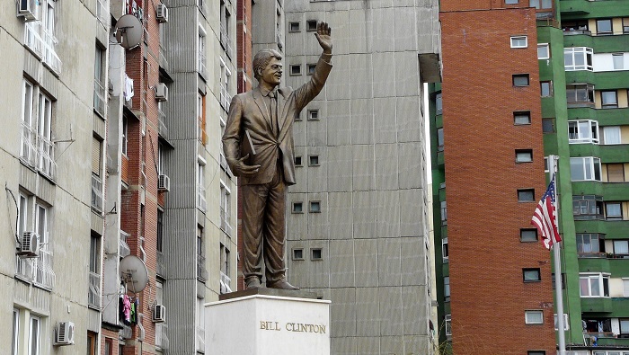 statue Clinton
